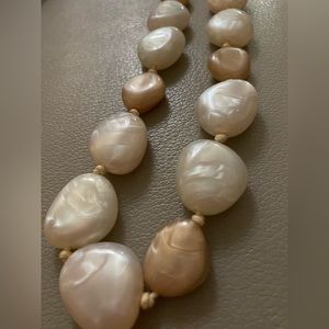 BEIGE STONE FASHION NECKLACE